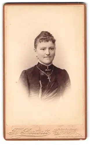 Fotografie Fr. Sartorti, Lüneburg, untere Schrangenstr. 5, Portrait junge Frau im Biedermeierkleid mit Kreuzkette