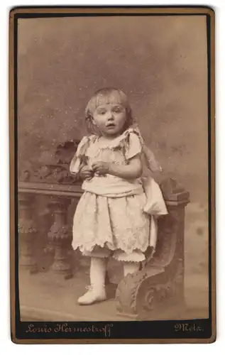 Fotografie Louis Hermestroff, Metz, Priesterstr. 11, Portrait kleines Mädchen im bestickten Kleid mit Topfhaarschnitt