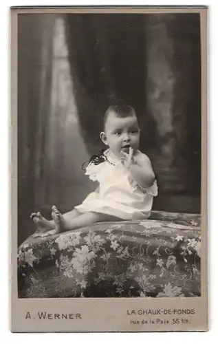 Fotografie A. Werner, La Chaux-de-Fonds, rue de la Paix 55, Portrait kleines Kind im weissen Kleidchen