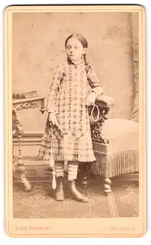 Fotografie Emil Schweitzer, Strasbourg, Place Kleber 7, Portrait Mädchen im karierten Kleid mit Zöpfen