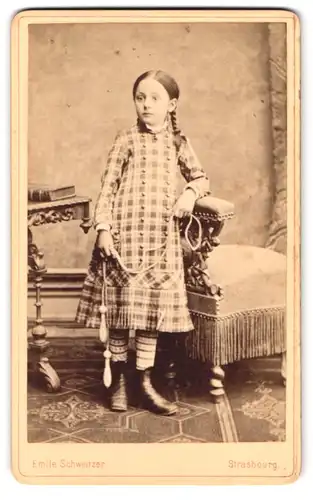 Fotografie Emil Schweitzer, Strasbourg, Place Kleber 7, Portrait niedliches Mädchen im karierten Kleid mit Zopf