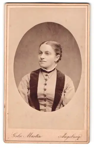 Fotografie Gebr. Martin, Augsburg, Bahnhofstr., Portrait Dame im Biedermeierkleid mit Kreuzkette