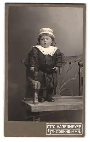 Fotografie Otto Hagenmeyer, Heidenheim a. B., Christianstr. 5, Portrait dickes Kleinkind im Kleid mit Spitzenkragen