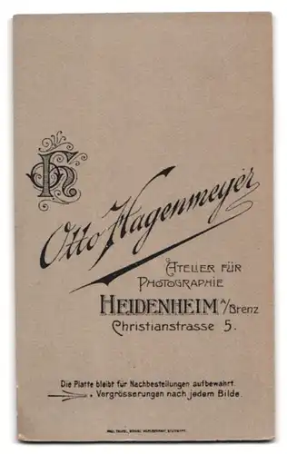 Fotografie Otto Hagenmeyer, Heidenheim a. B., Christianstr. 5, Portrait dickes Kleinkind im Kleid mit Spitzenkragen