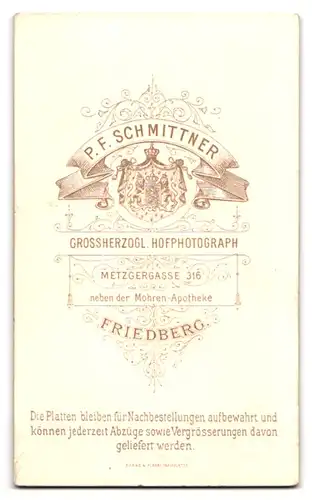 Fotografie P. F. Schmittner, Friedberg, Metzgergasse 316, Portrait Kleinkind im Kleid sitzt auf einem Sofa