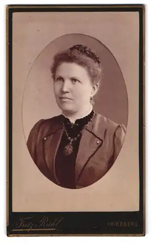 Fotografie Fritz Rühl, Friedberg, Kaiserstr. 58, Portrait Dame im Biedermeierkleid mit Halskette und Locken