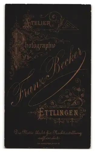 Fotografie Franz Becker, Ettlingen, Portrait kleines Mädchen im Kleid mit Perlenklette und Locken