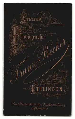 Fotografie Franz Becker, Ettlingen, Portrait Mädchen im Pünktchenkleid mit Perlenkette sitzt im Sessel