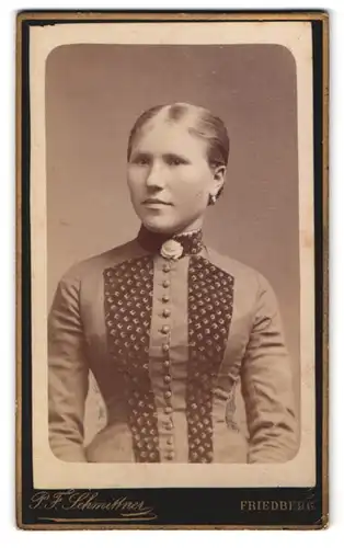 Fotografie P. F. Schmittner, Friedberg, Metzgergasse 316, Portrait junge Frau im gemusterten Kleid mit Ohrringen