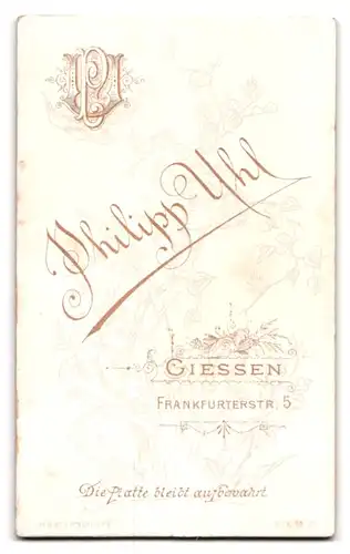 Fotografie P. H. Uhl, Giessen, Frankfurterstr. 5, Portrait Eheleute im Anzug und Biedermeierkleid mit Brosche und Locken