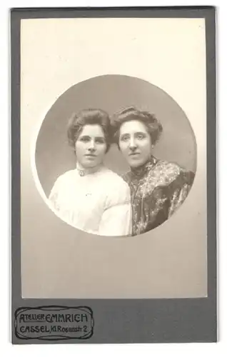 Fotografie Emmrich, Cassel, Kl. Rosenstr. 2, Portrait zwei Damen in Kleidern mit toupierten Haaren