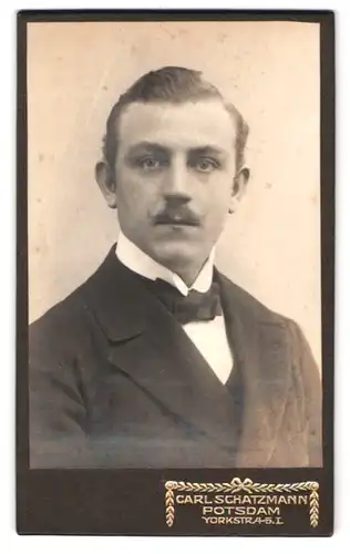 Fotografie Carl Schatzmann, Potsdam, Yorkstr. 4-5, Portrait Herr im Anzug mit Fliege und Zwirbelbart