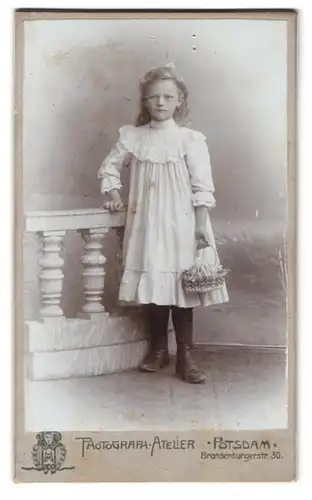 Fotografie Photograph. Atelier, Potsdam, Brandenburgerstr. 30, Portrait junges Mädchen im weissen Kleid mit Locken