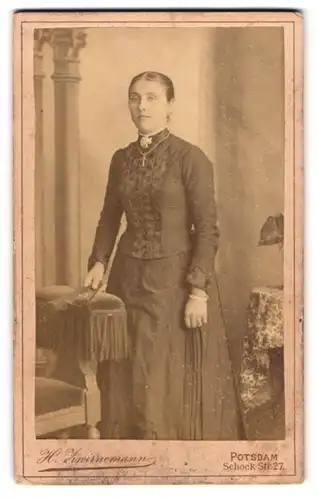 Fotografie H. Zwirnemann, Potsdam, Schock Str. 27, Portrait junge Frau im Biedermeierkleid mit Brosche