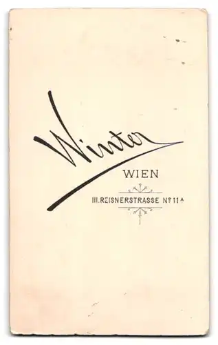 Fotografie Winter, Wien, Reisnerstr. 11a, Portrait Dame im Biedermeierkleid mit Hochsteckfrisur und Brosche