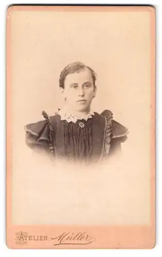 Fotografie Moritz Müller, Rochlitz, Obere Gärtnerstr., Portrait junges Mädchen im Kleid mit Spitzenkragen und Brosche