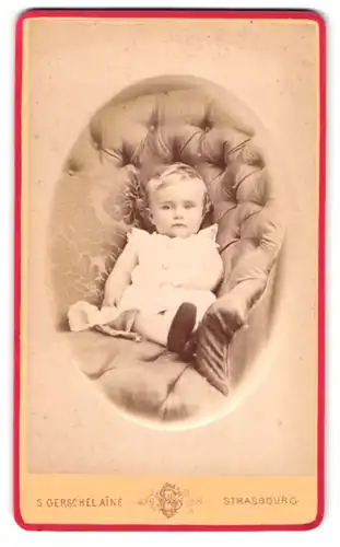 Fotografie S. Gerschel Aine, Strasbourg, 46 Rue du Vieux Marche aux Vins, Portrait blondes Kleinkind im Kleid auf Sessel