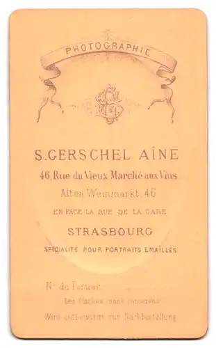 Fotografie S. Gerschel Aine, Strasbourg, 46 Rue du Vieux Marche aux Vins, Portrait blondes Kleinkind im Kleid auf Sessel