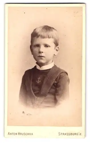 Fotografie Anton Hruschka, Strassburg i. E., Broglie 4, Portrait kleiner Jung eim Matrosenanzug mit Topfhaarschnitt