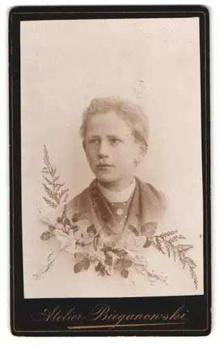Fotografie Bieganowski, München, Ringseisstr. 14, Portrait junger Knabe im Anzug mit Schlips im Passepartout