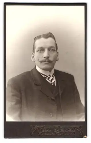 Fotografie Guido Seeber, Chemnitz, Theaterstr. 22, Portrait Herr im Anzug mitgestreifter Krawatte und Moustache