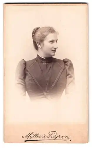 Fotografie Müller & Pilgram, Dresden, See-Str. 2, Portrait junge Frau im Biedermeierkleid mit Dutt