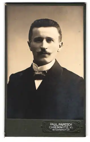 Fotografie Paul Papesch, Chemnitz, Brückenstr. 31, Portrait Mann im dunklen Anzug mit Zwirbelbart