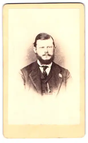 Fotografie L. Strieckling, Bad Oeynhausen, Portrait Herr im Anzug mit Vollbart und Brille