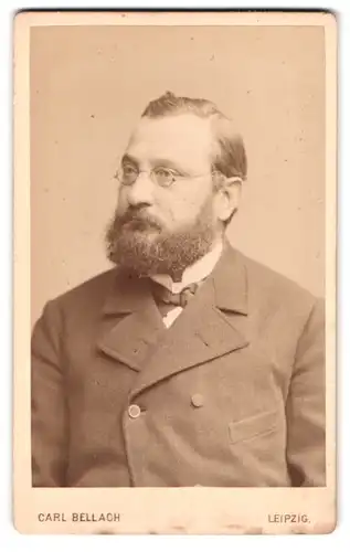 Fotografie Carl Bellach, Leipzig, Gellertstr. 4, Portrait Herr G. Schelling im Anzug mit Brille und Vollbart
