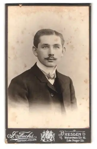 Fotografie J. Fuchs, Dresden, Waisenhaus Str. 16, Portrait junger Mann im karierten Anzug mit Moustache
