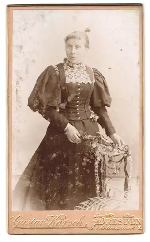 Fotografie Gustav Karsch, Dresden, Antonstr. 2, Portrait Dame im Kleid mit Spitzenkragen und Puffärmeln