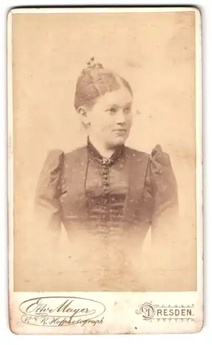 Fotografie Otto Mayer, Dresden, Pragerstr. 40, Portrait junge Frau im Biedermeierkleid mit Hochsteckfrisur