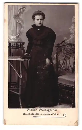Fotografie Atelier Weissgärber, Buchholz, Portrait junge Frau mit rundlichem Gesicht im schwarzen Kleid