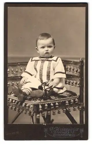 Fotografie D. Weissgärber, Zwönitz i. S., Bahnhofstr., Portrait Kleinkind im Kleidchen auf einem Stuhl
