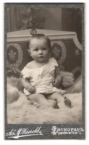 Fotografie Adolf Zierold, Zschopau, gegenüber der Turnhalle, Kleinkind im weissen Leibchen auf Fell sitzend