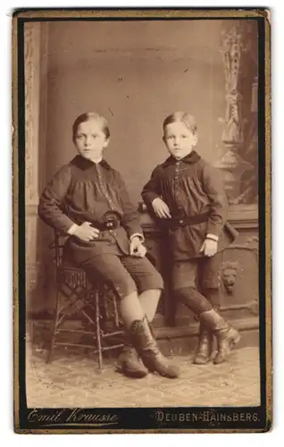 Fotografie Emil Krausse, Deuben, Dresdnerstr. 88, Portrait zwei junge Knaben in Kleidern mit Cowboy Stiefeln