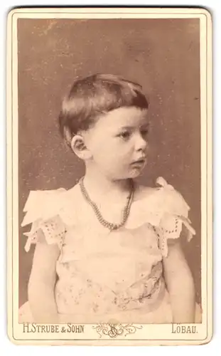 Fotografie H. Strube & Sohn, Löbau, Blumenstr. 339, Portrait Mädchen Charlotte Poege im Kleid mit Perlenkette
