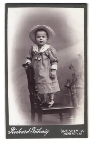 Fotografie Richard Jähnig, Dresden, Marienstr. 12, Portrait Kleinkind im Kleid mit Sommerhut und Spitzenkragen