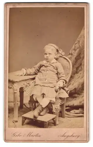 Fotografie Gebr. Martin, Augsburg, Bahnhofstr., Portrait Mädchen im karierten Kleid mit Haarband