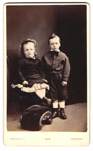 Fotografie W. H. Prestwich, London, City Road 155, Portrait Junge und Mädchen im Anzug mit Irokesenschnitt und Kleid