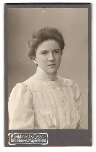 Fotografie Klinhardt & Eyssen, Dresden, Pragerstr. 26, Portrait Dame im weissen Kleid mit toupierten Haaren