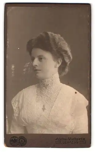 Fotografie Atelier Victoria, Leipzig, Rossplatz 6, Portrait junge Frau im weissen Kleid mit toupierten Haaren und Kette