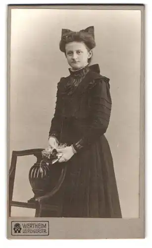 Fotografie Wertheim, Berlin, Leipzigerstr., Portrait junge Frau im schwarzen Kleid mit Haarschleife