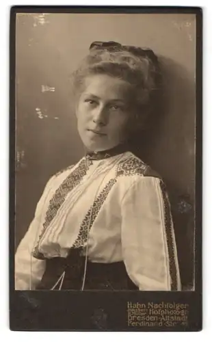 Fotografie Hahn Nachfolger, Dresden, Ferdinand-Str. 11, Portrait junge Sächsin in heller Bluse mit Halskette