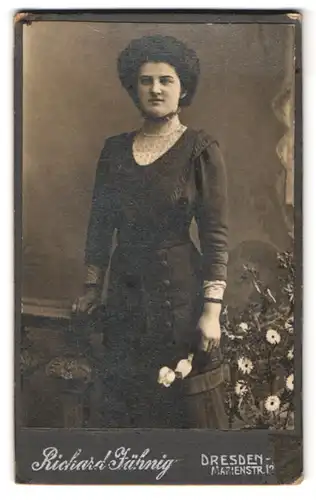 Fotografie Richard Jähnig, Dresden, Marienstr. 12, Portrait Dame im schwarzen Kleid mit toupierten Haaren