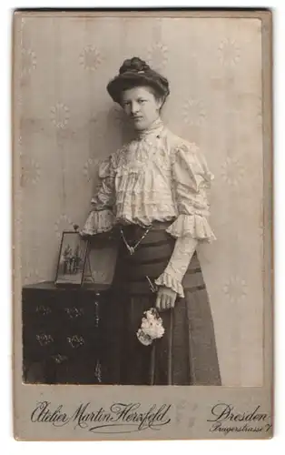 Fotografie Martin Herzfeld, Dresden, Pragerstr. 7, Portrait Käthe Weiser in heller Bluse mit Hochsteckfrisur