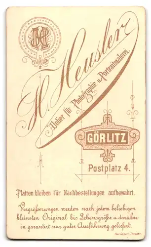 Fotografie Atelier Heusler, Görlitz, Postplatz 4, Portrait Dame im karierten Kleid mit Brosche