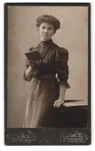 Fotografie J. Fuchs, Dresden, Portrait Dame im Biedermeierkleid mit Perlenkette liest ein Buch