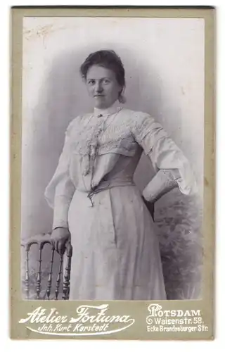 Fotografie Atelier Fortuna, Potsdam, Waisenstr. 58, Portrait Dame im weissen Kleid mit Halskette