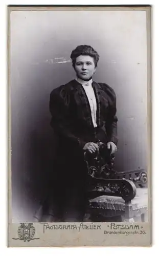 Fotografie Photograph. Atelier, Potsdam, Brandenburgerstr. 30, Portrait Dame im schwarzen Kleid mit Puffärmeln
